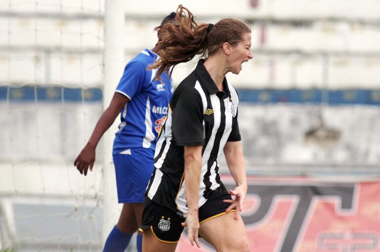 Suzana é a terceira maior artilheira da história do Santos Feminino (Foto: Pedro Ernesto Guerra Azevedo/ Santos)