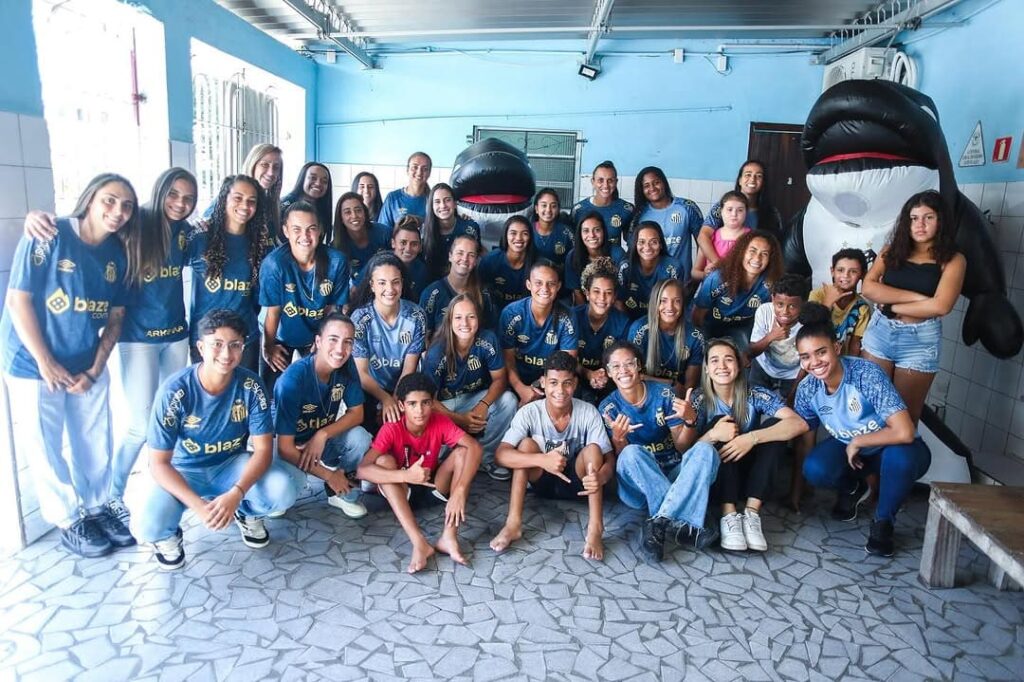 Elenco do Santos distribuiu 90 ovos de Páscoa para as meninas e meninos (Foto: Reinaldo Campos/ Santos FC)