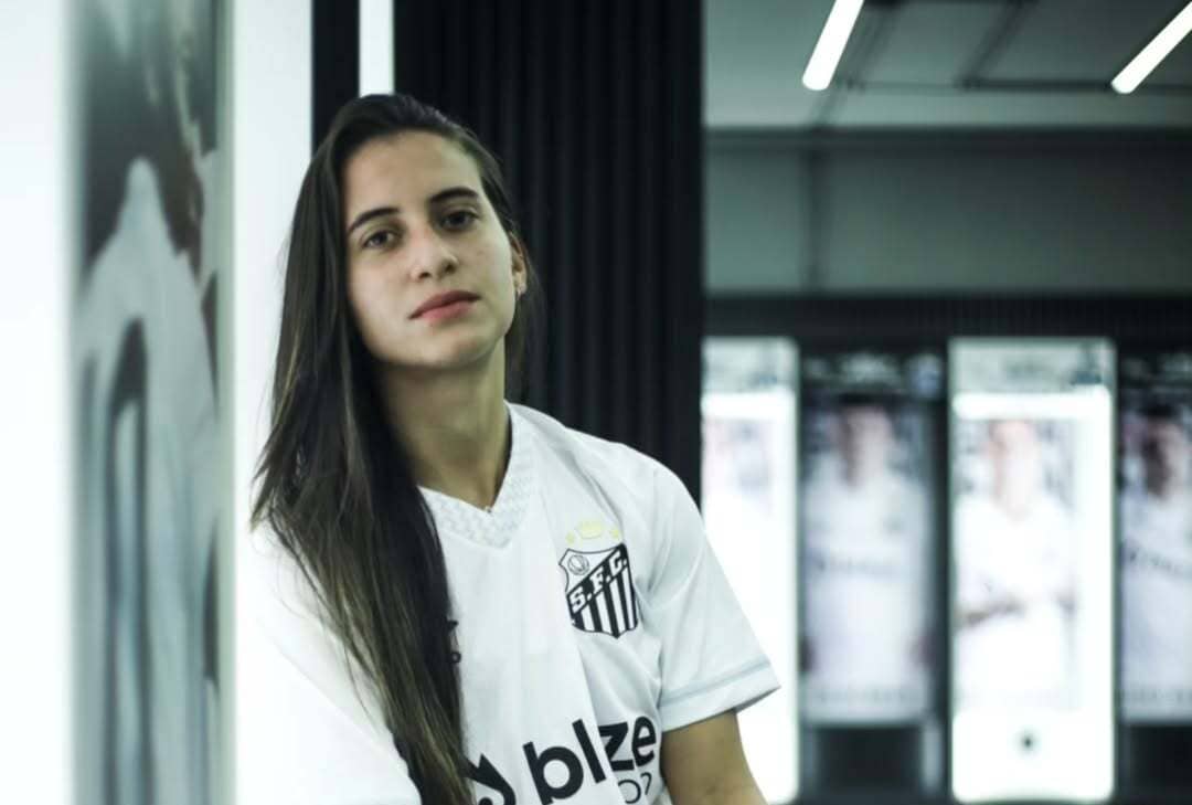 Giulia Giovanna chega para reforçar o meio-campo do Santos (Foto: Reinaldo Campos/ Santos FC)