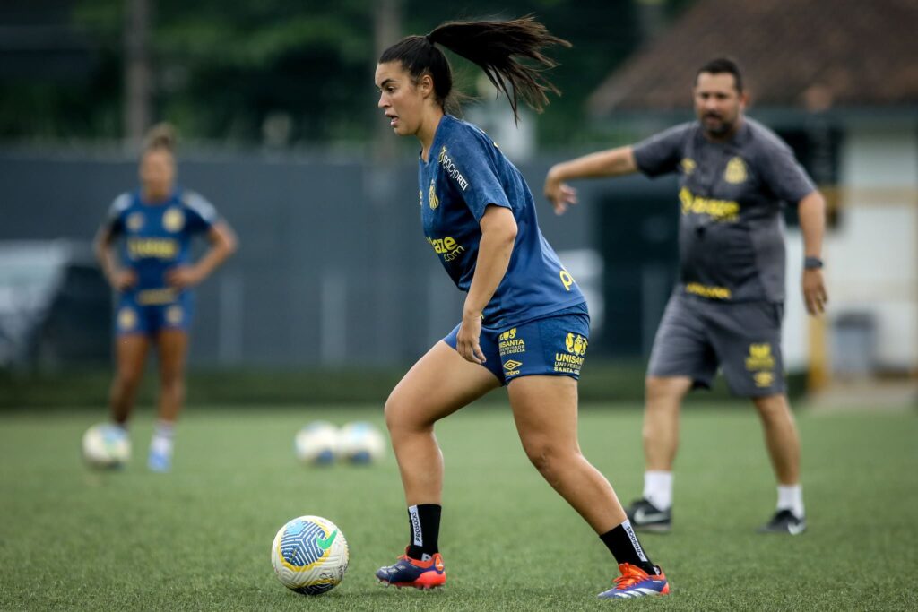 Julia vem ganhando espaço no Santos (Foto: Reinaldo Campos/ Santos FC)
