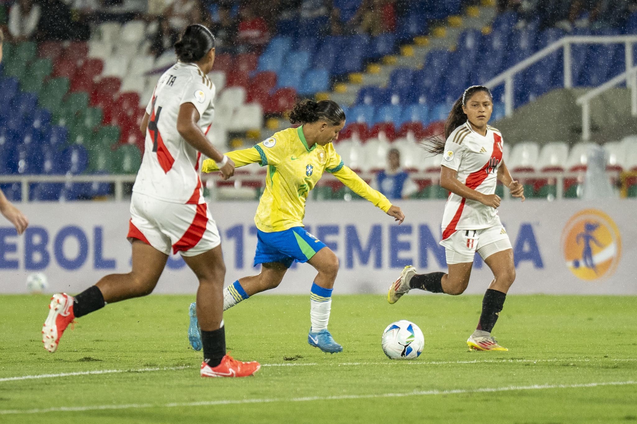 Evelin foi titular no duelo (Foto: Divulgação/ CBF)