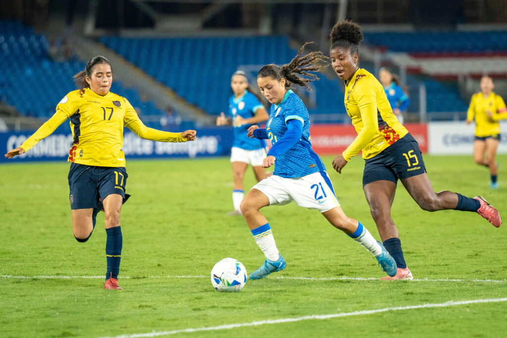 Evelin começou a partida no banco de reservas (Foto: Nelson Terme/CBF)