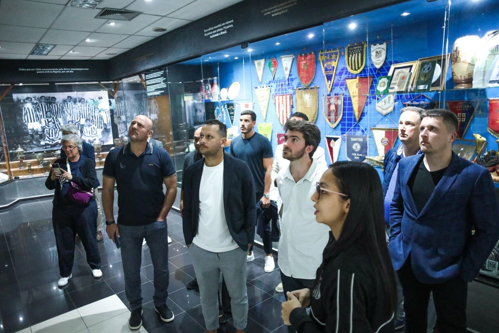 Comitiva conheceu o Memorial das Conquistas e realizou o famoso Tour da Vila (Foto: Reinaldo Campos/ Santos FC)