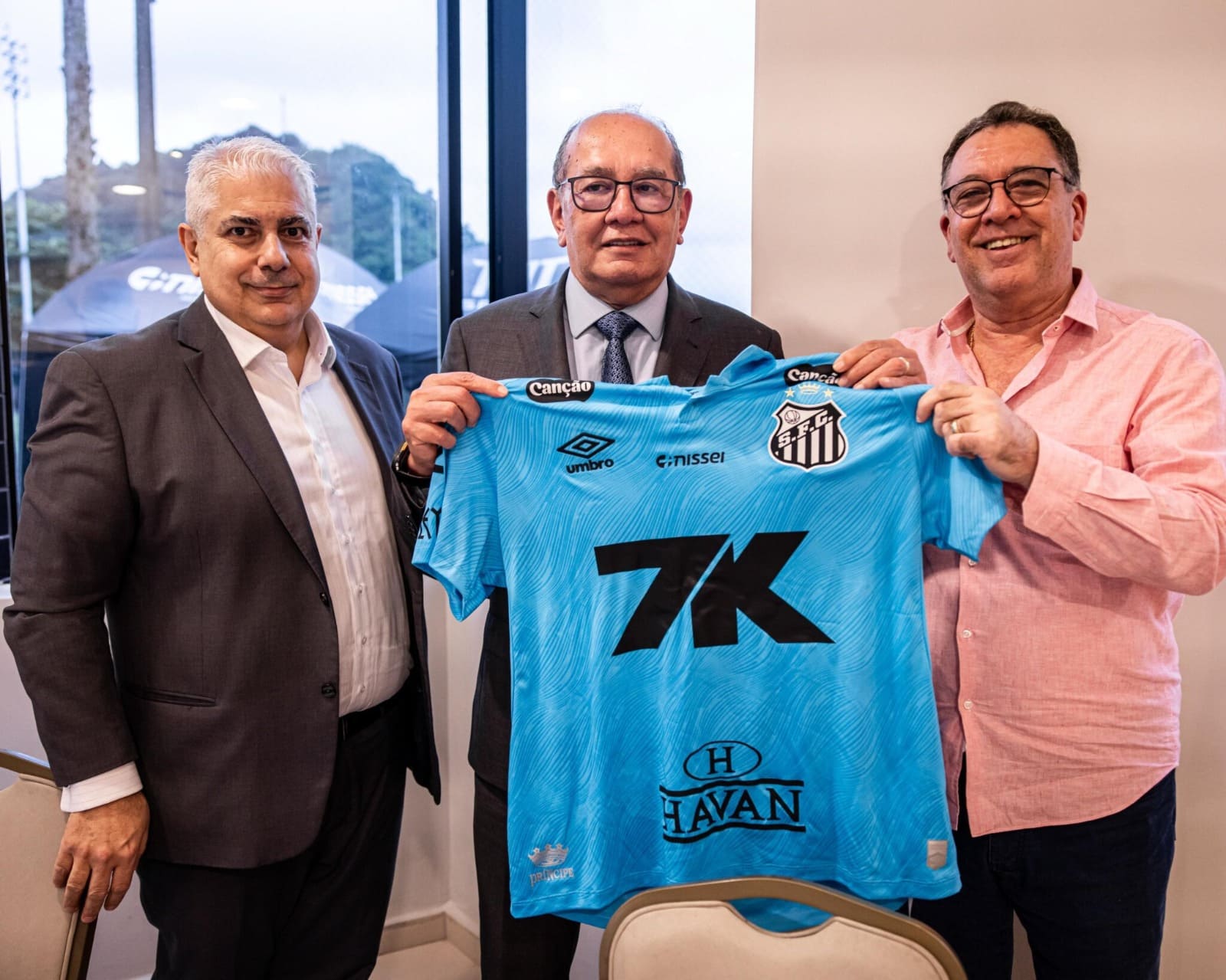 Ministro Gilmar Mendes ao lado do presidente Marcelo Teixeira e do presidente do conselho Deliberativo Fernando Akaoui (Foto: Raul Baretta/ Santos FC)