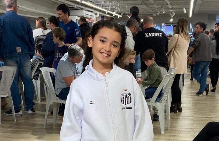 Lis Yumi, de 9 anos, agora faz parte do Santos Xadrez (Foto: Reprodução)