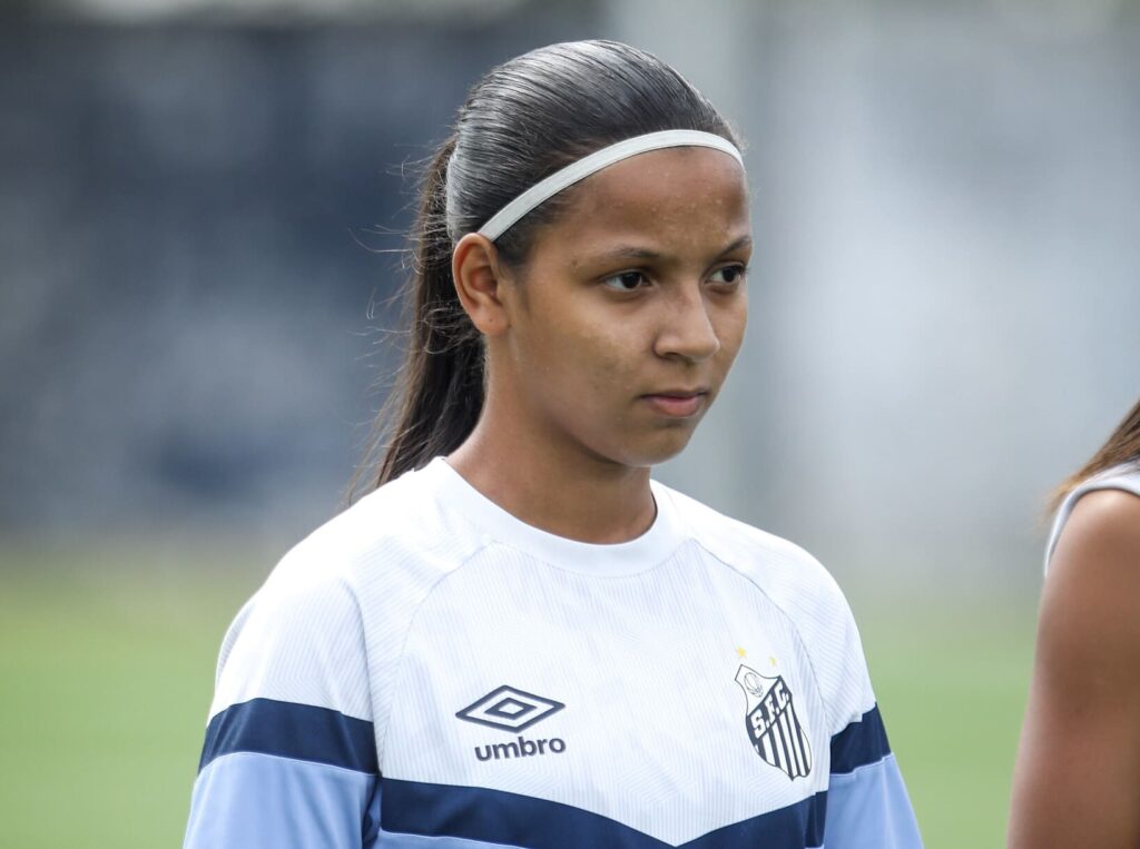 Tharsyla tem 14 anos (Foto: Reinaldo Campos/ Santos FC)