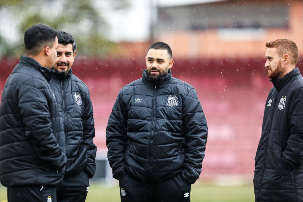Yura Titow e comissão técnica (Foto: Reinaldo Campos/ Santos FC)
