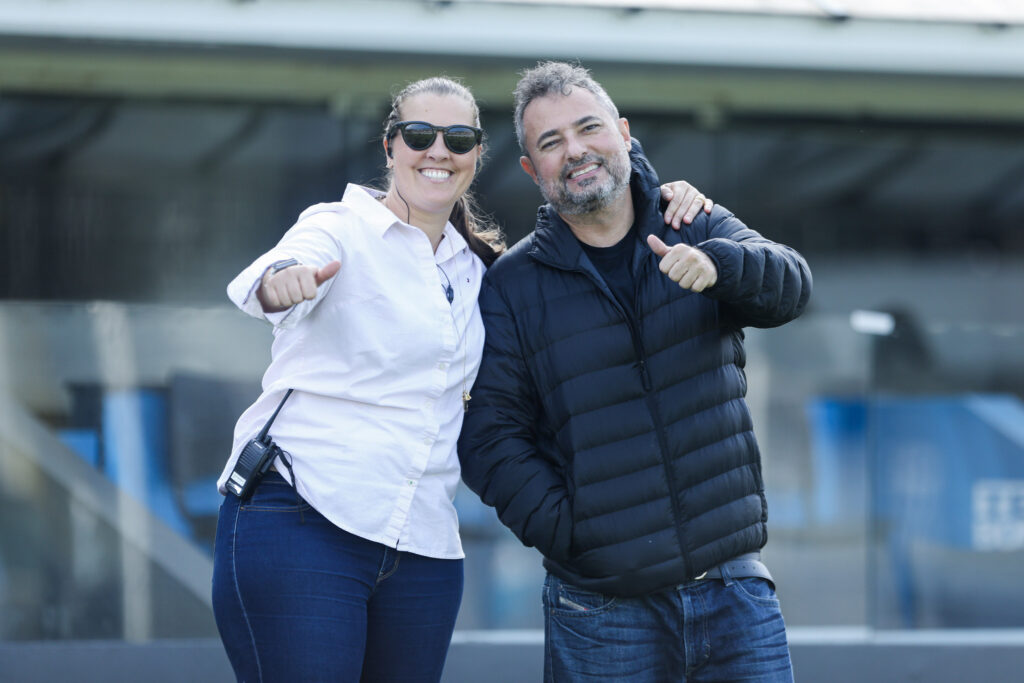 Thaís Picarte e Alexandre Mattos na Vila Belmiro (Foto: Reinaldo Campos/ Santos FC)