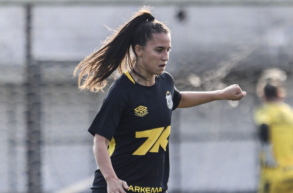 Giulia Giovanna celebra disciplina das Sereias da Vila no retorno aos treinamentos (Foto: Reinaldo Campos/ Santos FC)
