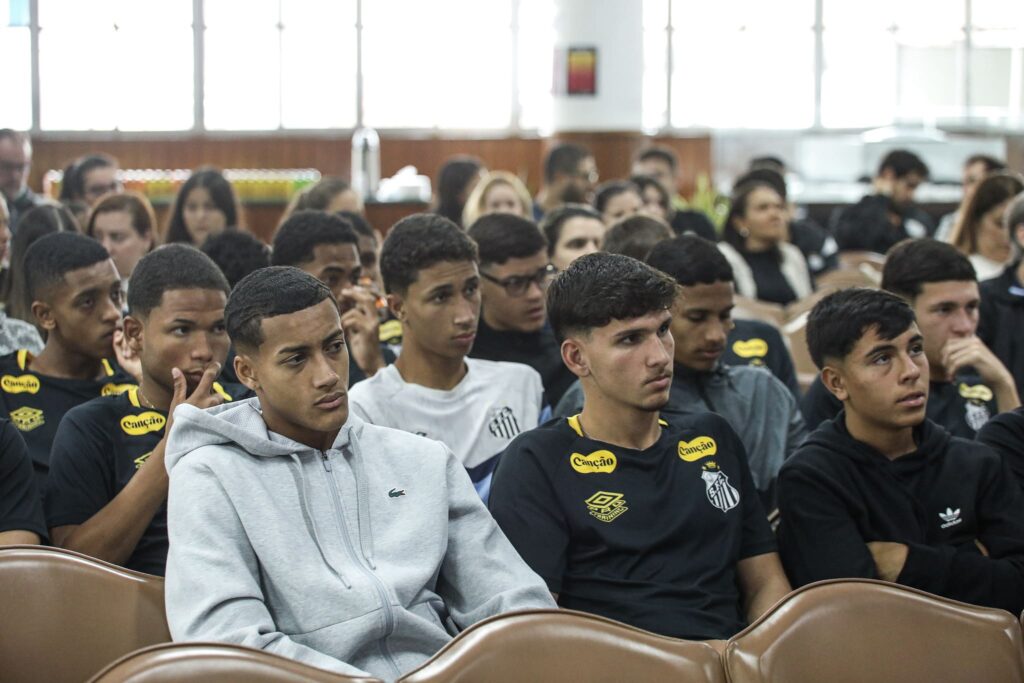 Atletas da base masculina do Santos prestigiam o evento sobre protagonismo feminino (Foto: Reinaldo Campos/Santos FC)