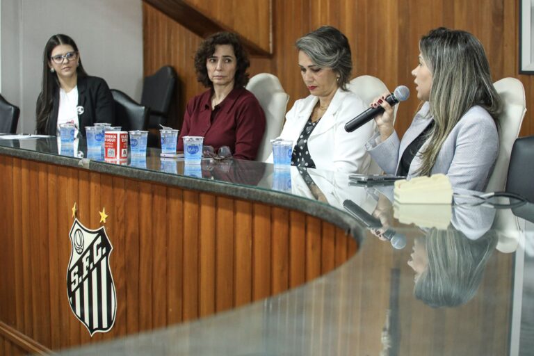 Mislaine Scarelli, Adriane Reis e Daniela Orsi participaram de debate na Vila Belmiro (Foto: Reinaldo Campos/Santos FC)