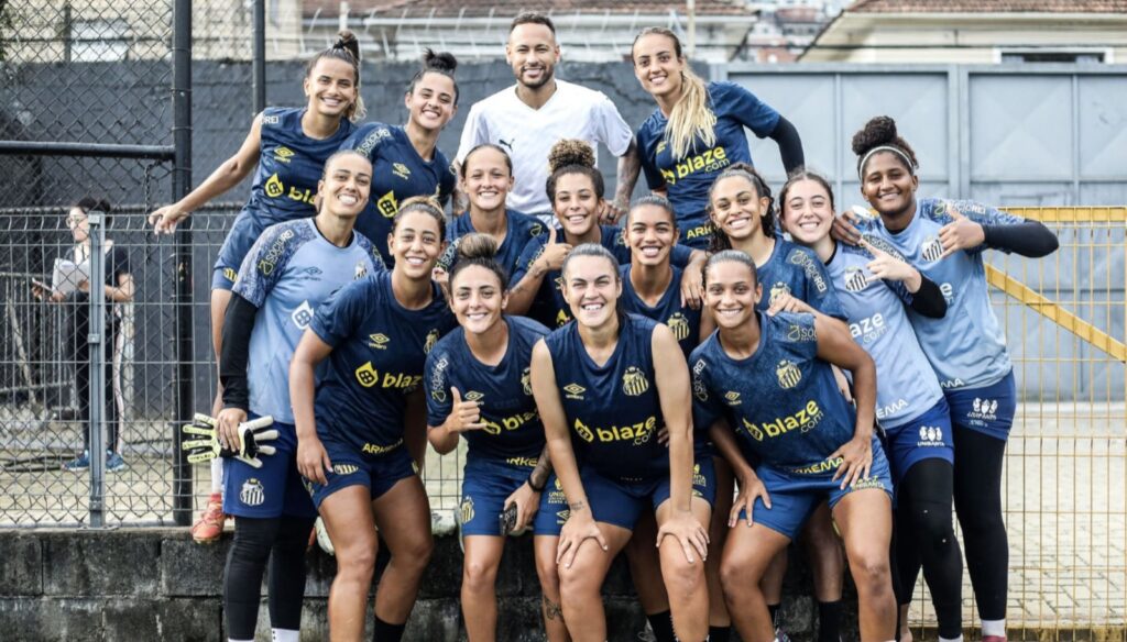 Neymar ao lado das jogadoras do Santos (Foto: Reinaldo Campos/ Santos FC)