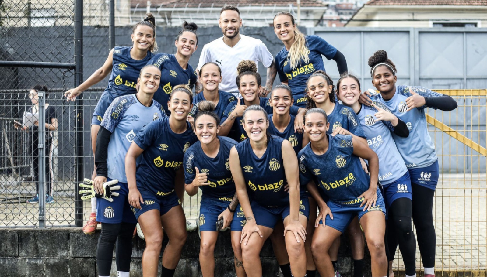 Neymar ao lado das jogadoras do Santos (Foto: Reinaldo Campos/ Santos FC)