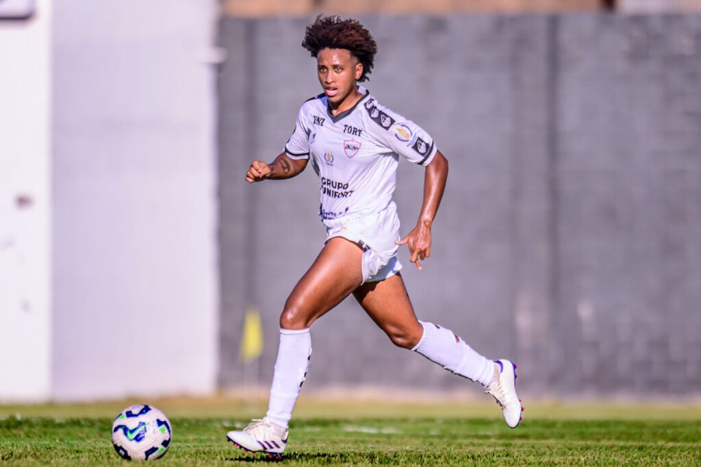 Patrycia Alves, volante do Ação-MT, destaca a força e o crescimento diário do clube no futebol feminino (Foto: Divulgação)