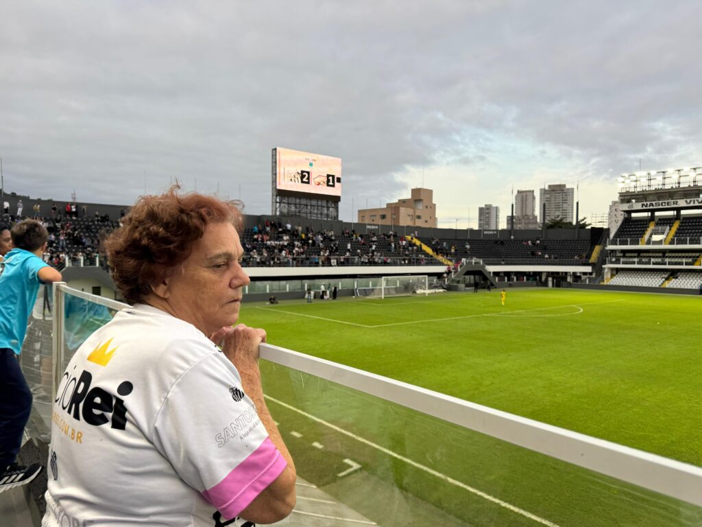 Dona Noêmia na Vila Belmiro (Foto: Gabriella Souza)
