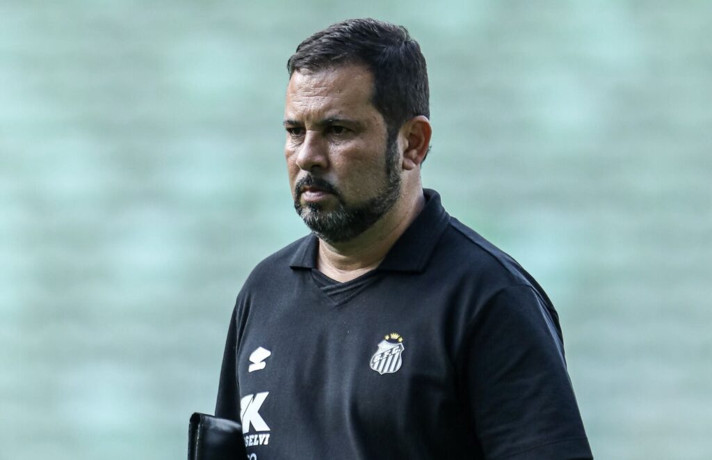 Caio Couto questionou decisões da arbitragem (Foto: Reinaldo Campos/ Santos FC)