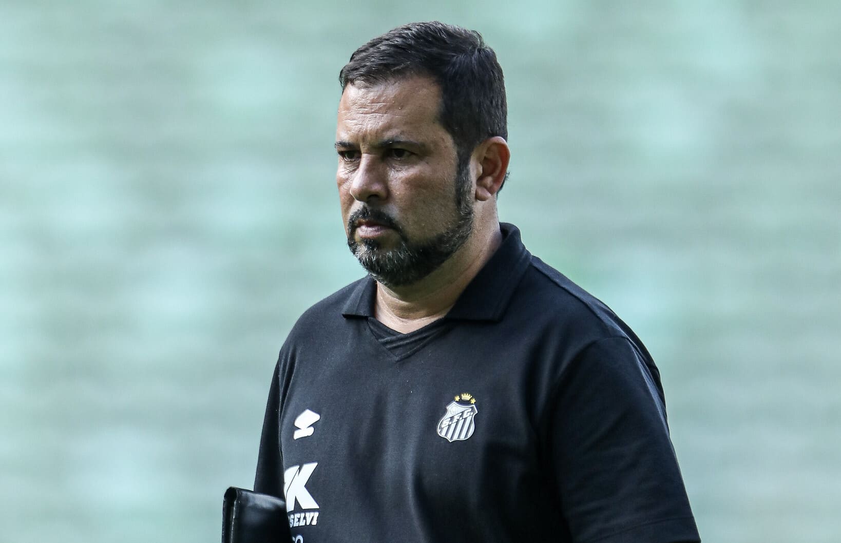 Caio Couto questionou decisões da arbitragem (Foto: Reinaldo Campos/ Santos FC)