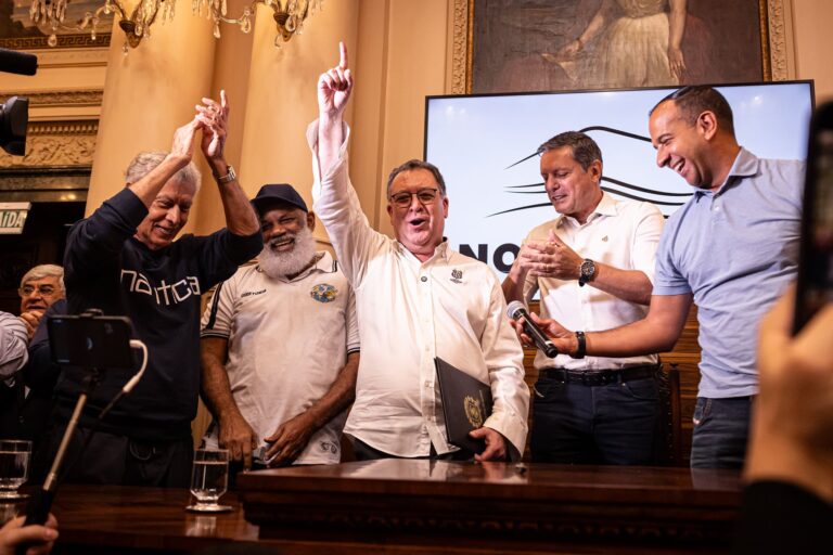 Assinatura aconteceu nesta sexta-feira (08) (Foto: Raul Baretta/ Santos FC)