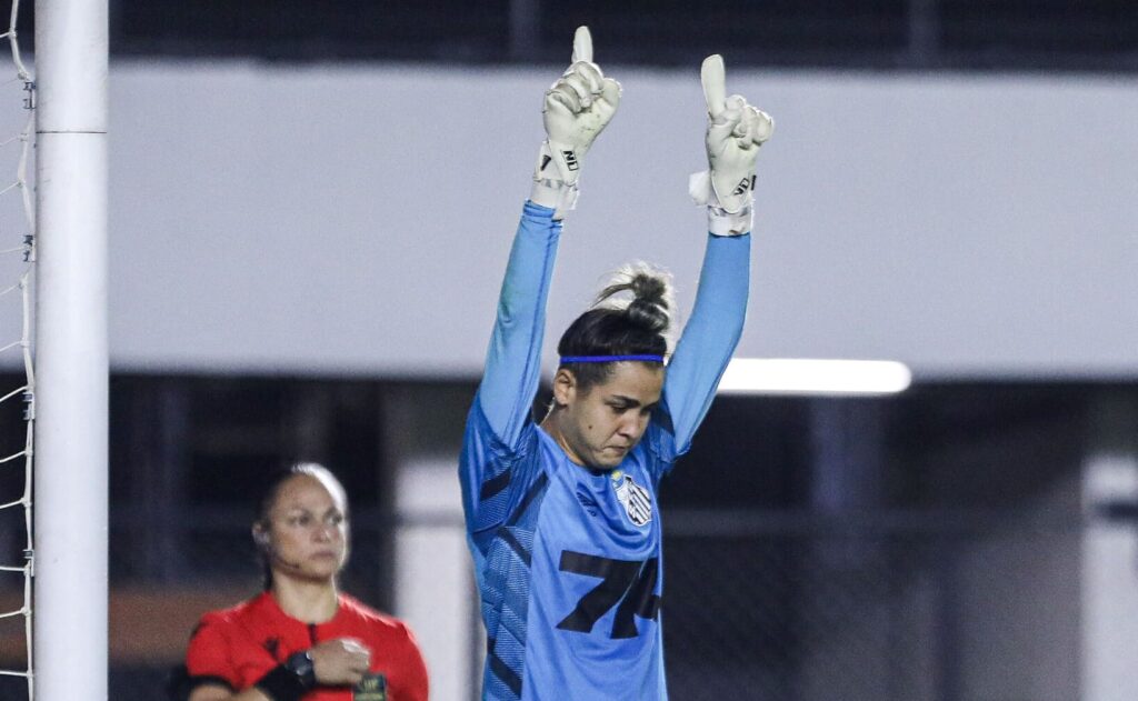 Stefane defendeu cobranças de pênaltis e garantiu o Peixe na final (Foto: Reinaldo Campos/ Santos FC)