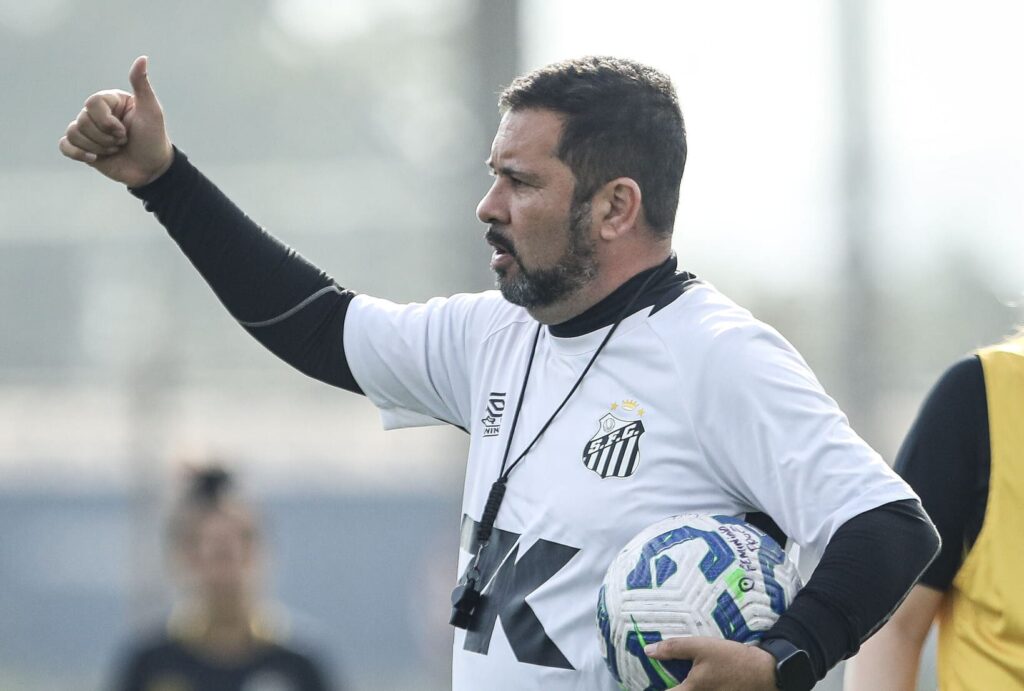 Caio Couto comandou atividade no Rio de Janeiro (Foto: Reinaldo Campos/ Santos FC)