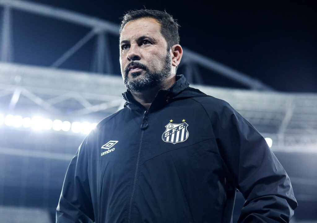 Caio Couto comemorou a vitória do Santos (Foto: Reinaldo Campos/ Santos FC)