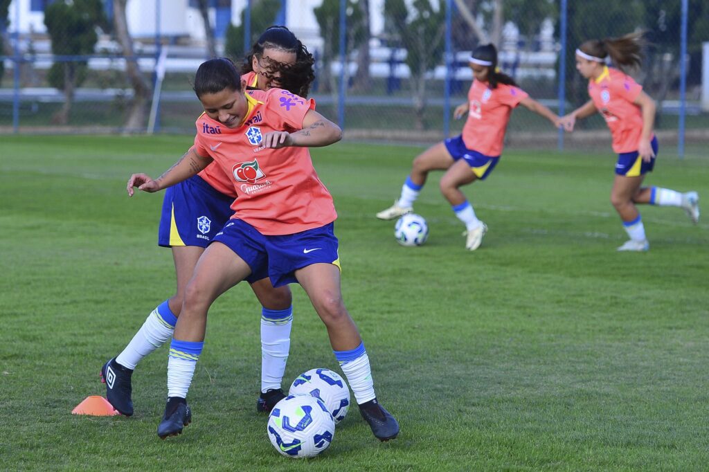 Evelin está em períodos de treinos com a Seleção (Foto: Mauro Horita/ CBF)