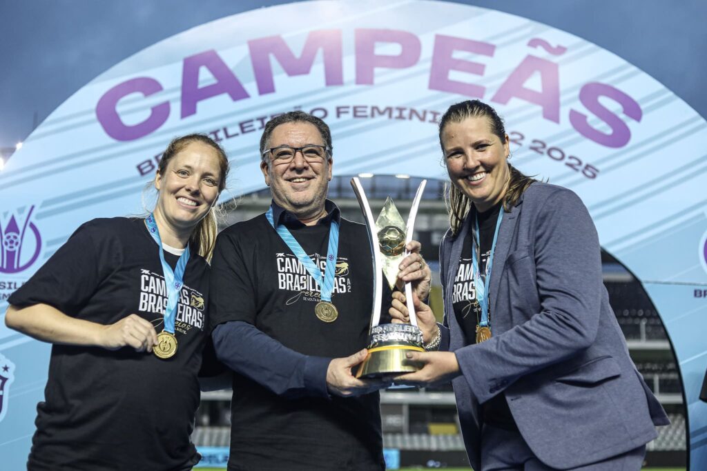 Ketlen, Marcelo Teixeira e Thais Picarte (Foto: Reinaldo Campos/ Santos FC)