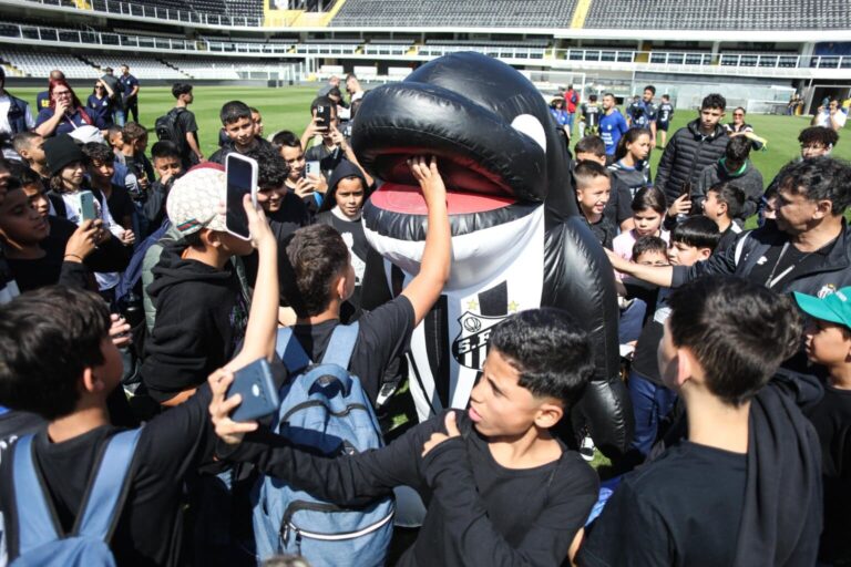 Jovens do Projeto “Com você a gente faz” tiveram uma manhã especial (Fotos: Reinaldo Campos/Santos FC)