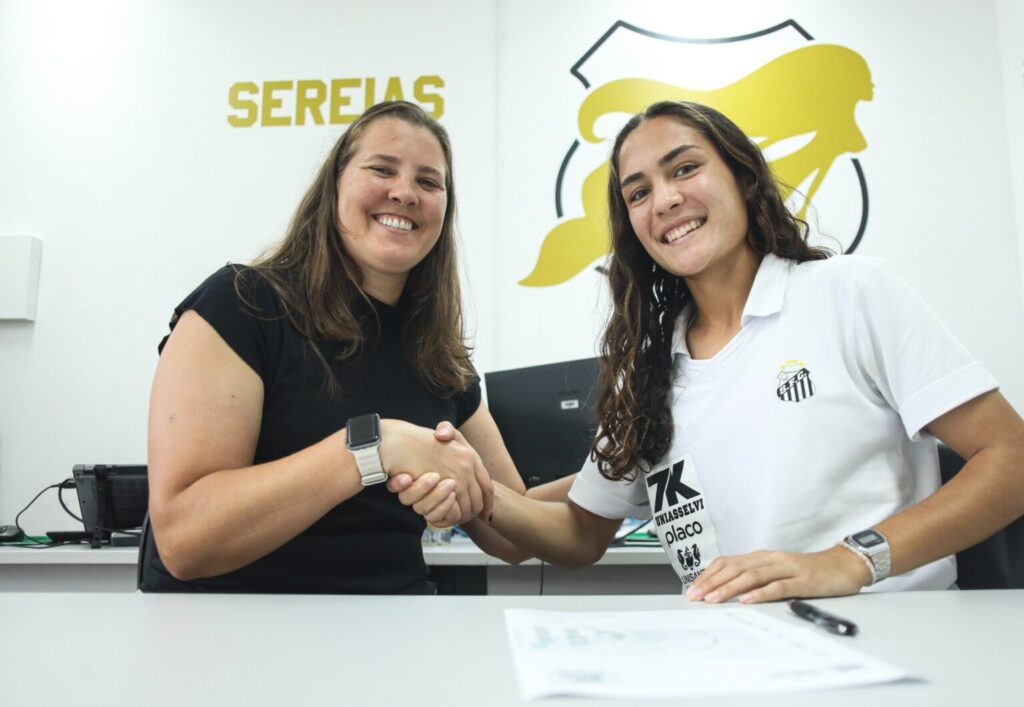 Camile Abreu e Thais Picarte, coordenadora das Sereias da Vila (Foto: Reinaldo Campos/Santos FC)