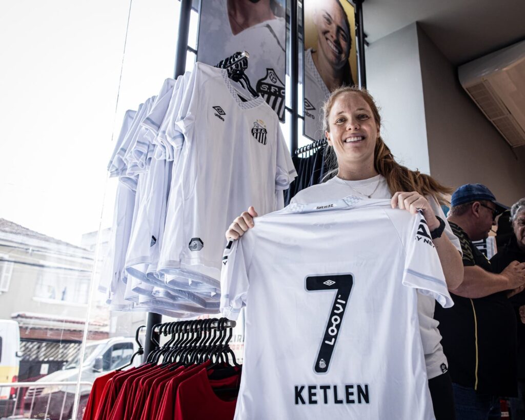 Ketlen foi homenageada na Santos Store (Foto: Raul Baretta/Santos FC)