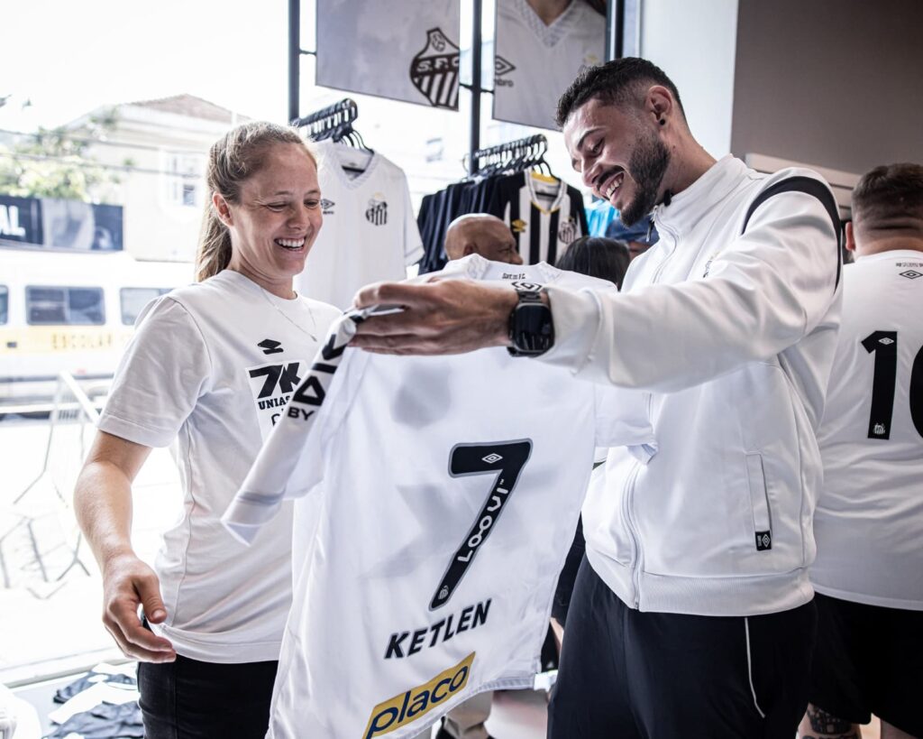 Ketlen e torcedor na Santos Store (Foto: Raul Baretta/Santos FC)