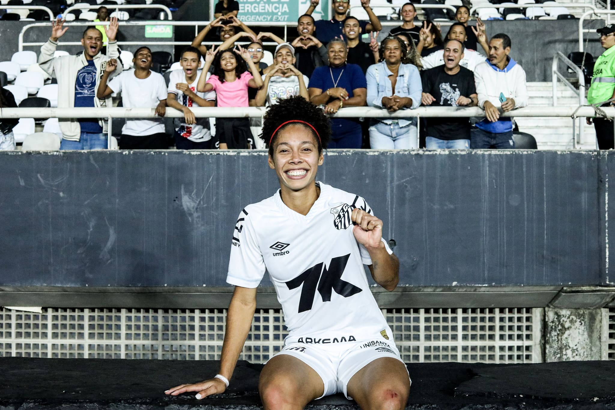 Evellyn esteve ao lado dos familiares no Maracanã (Foto: Reinaldo Campos/ Santos FC)