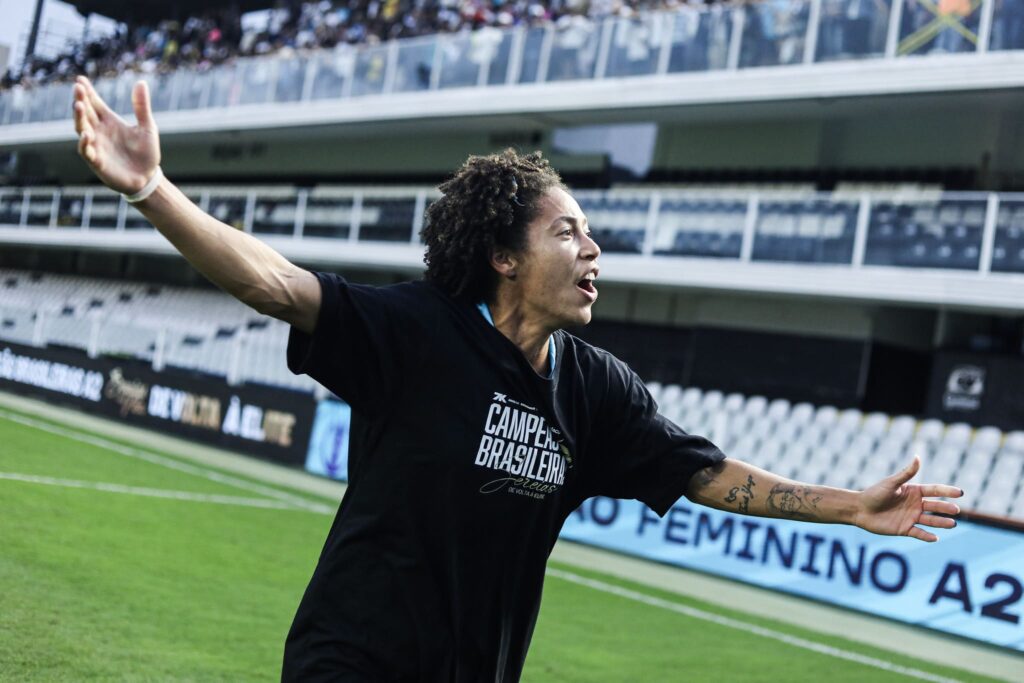 Evellyn levantou o título da A2 pelo Santos (Foto: Reinaldo Campos/ Santos FC)