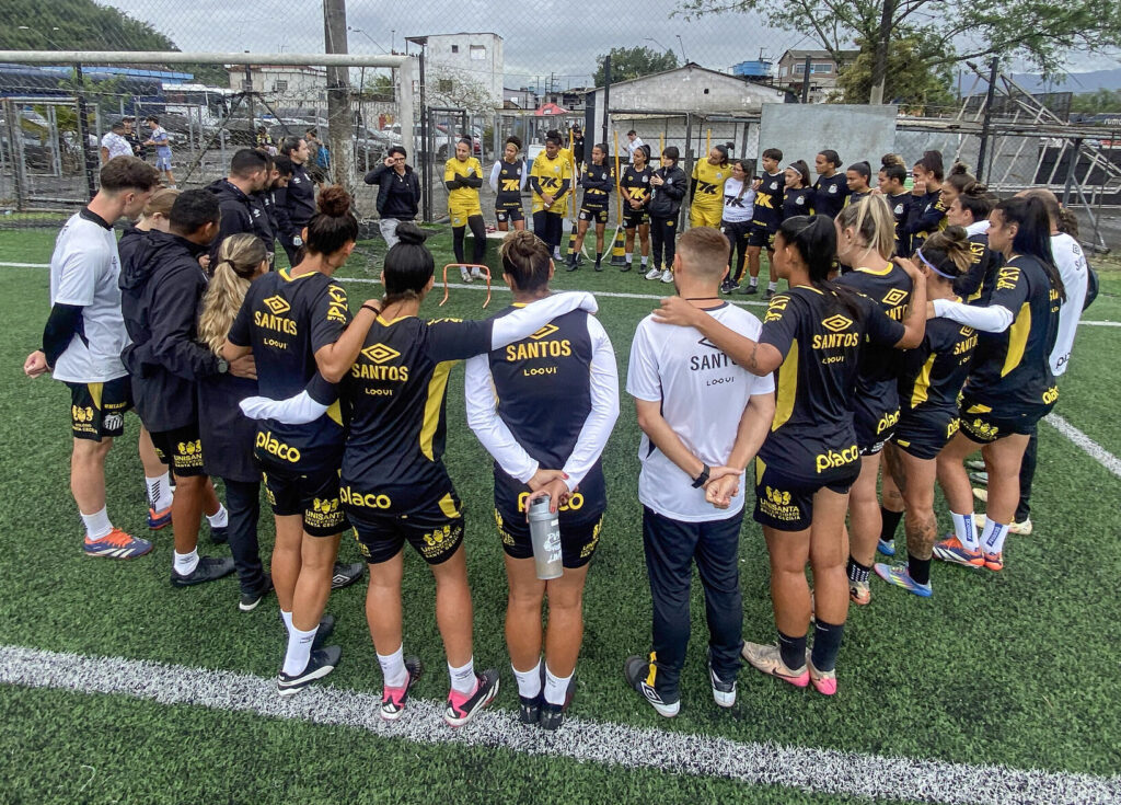 Pikena conversou com atletas do Santos (Foto: Reinaldo Campos/ Santos FC)