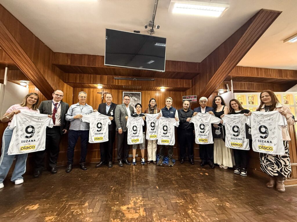 Homenagem foi realizada antes do evento sobre prevenção do câncer de colo de útero (Foto: Reinaldo Campos/ Santos FC)