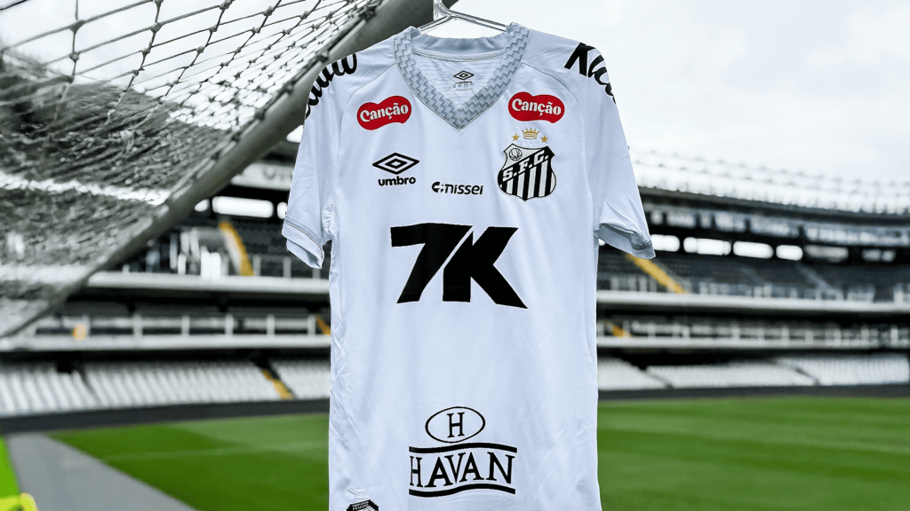 A 7K se tornou patrocinadora máster do Santos em abril de 2025 (Foto: Divulgação)