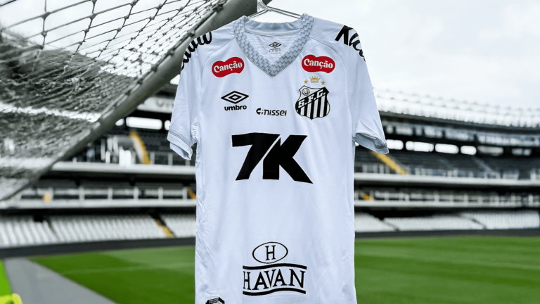 A 7K se tornou patrocinadora máster do Santos em abril de 2025 (Foto: Divulgação)