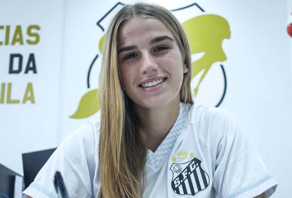 Adrielly chega para reforçar a lateral do Santos (Foto: Reinaldo Campos/ Santos FC)