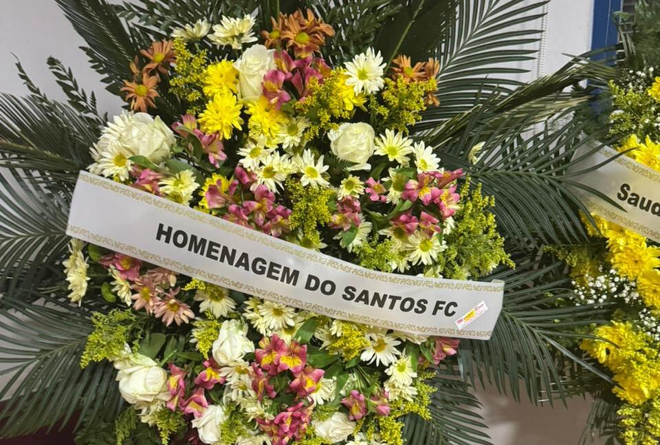Santos enviou coroa de flores para Suzana (Foto: Reprodução)