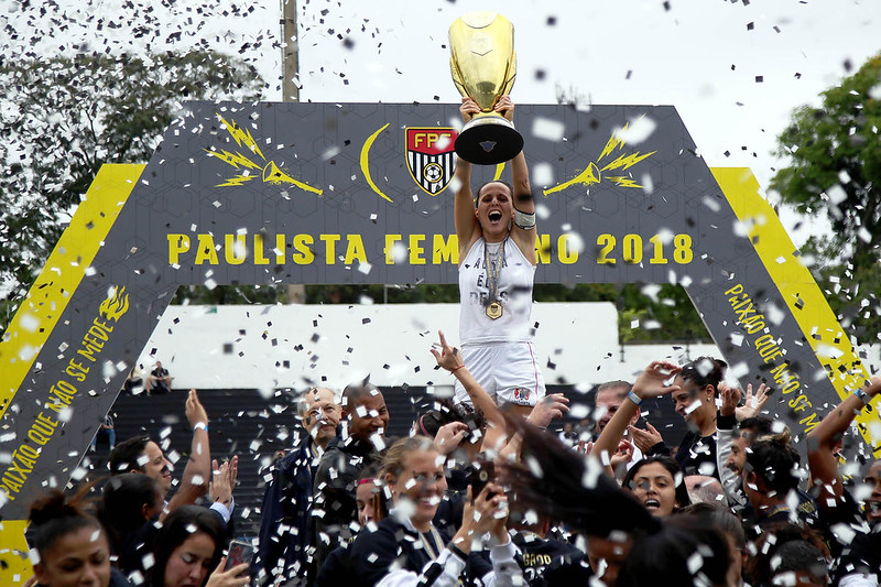 Carol Arruda levantou a taça de Campeã Paulista 2018 (Foto: Pedro Ernesto Guerra Azevedo/Santos FC)