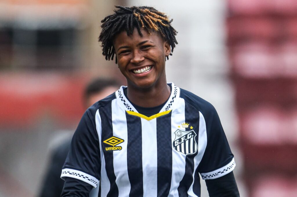 Sara assinou contrato com o Santos até 2028 (Foto: Reinaldo Campos/ Santos FC)