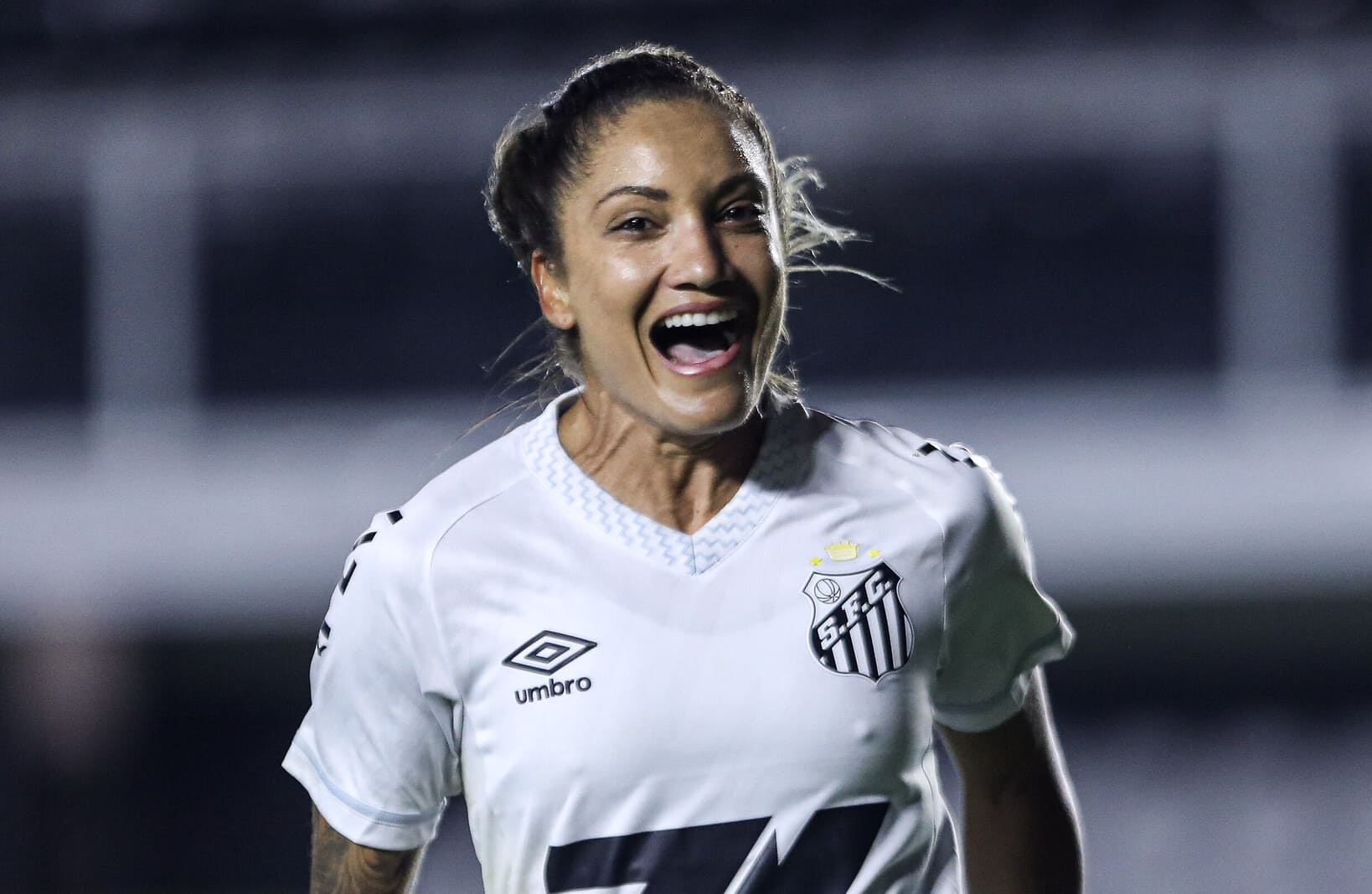 Laryh renovou com o Santos (Foto: Reinaldo Campos/ Santos FC)
