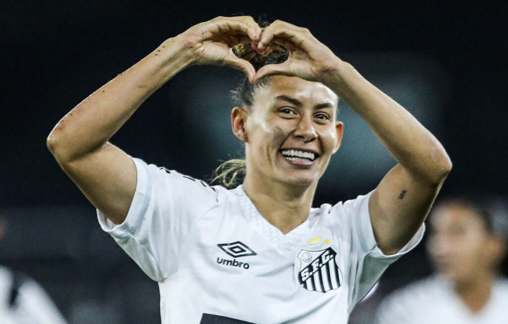 Carol Baiana segue no Santos para 2026 (Foto: Reinaldo Campos/ Santos FC)