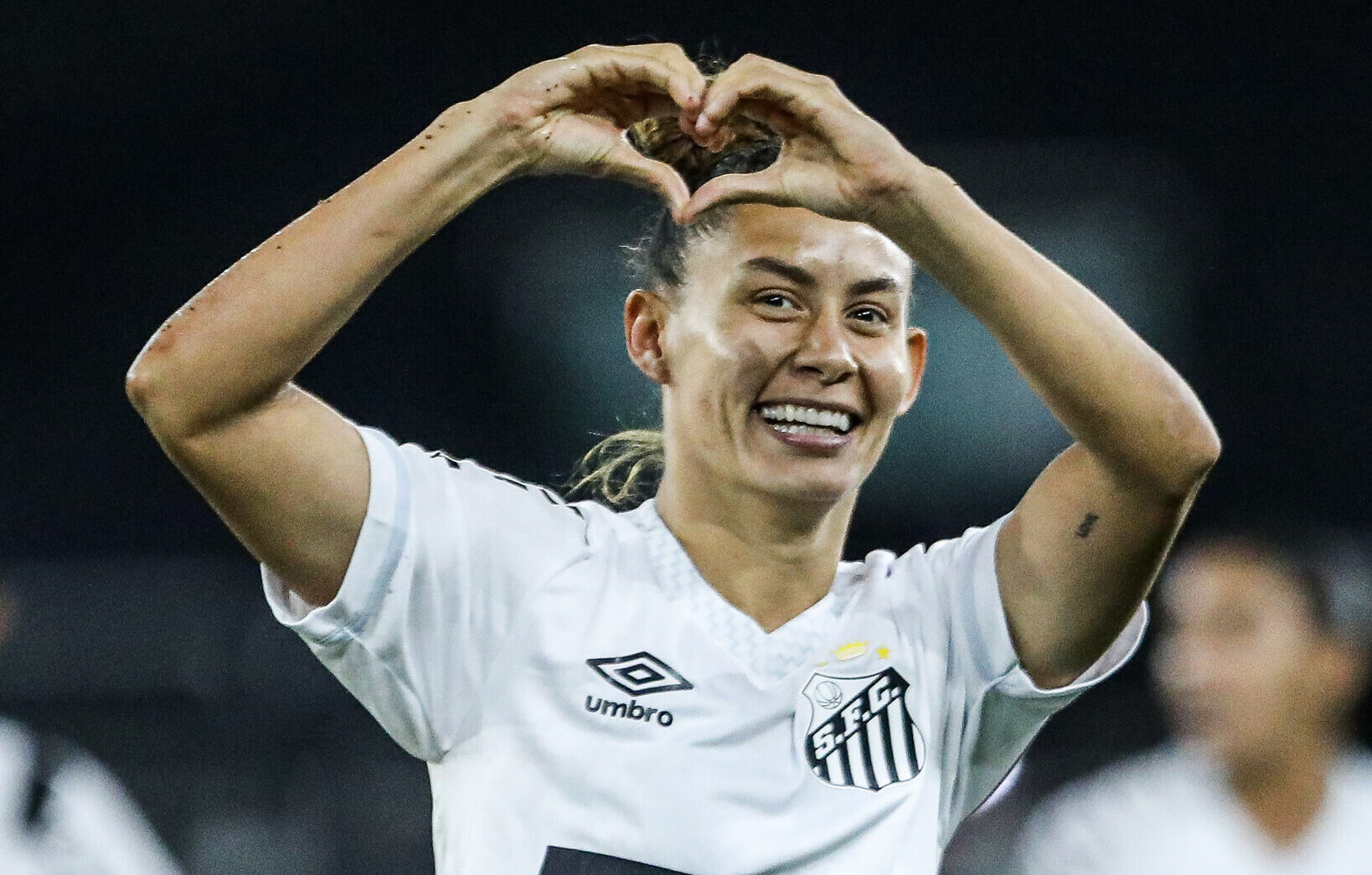 Carol Baiana segue no Santos para 2026 (Foto: Reinaldo Campos/ Santos FC)