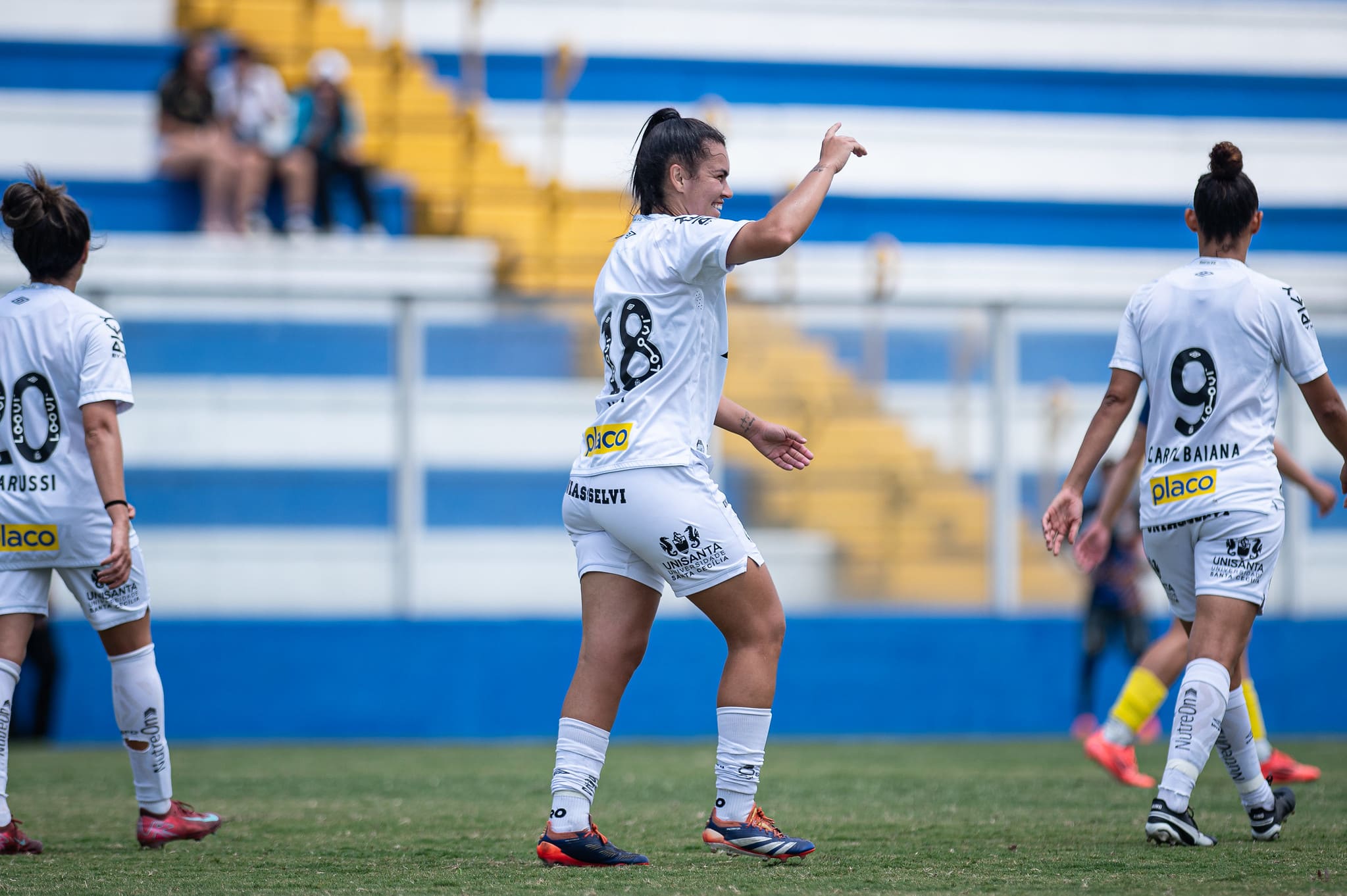 Julia comemora sequência no Santos (Foto: Ronaldo Barreto/Ag.Paulistão)