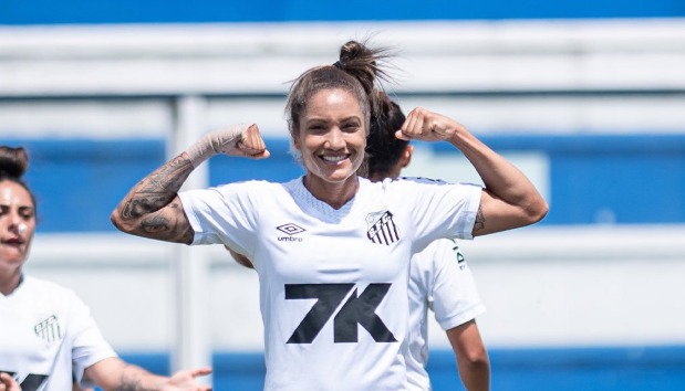 Autora de dois gols na partida contra o São José, Laryh é eleita Craque do Jogo e celebra vitória do Santos (Foto: Ronaldo Barreto/Ag. Paulistão)