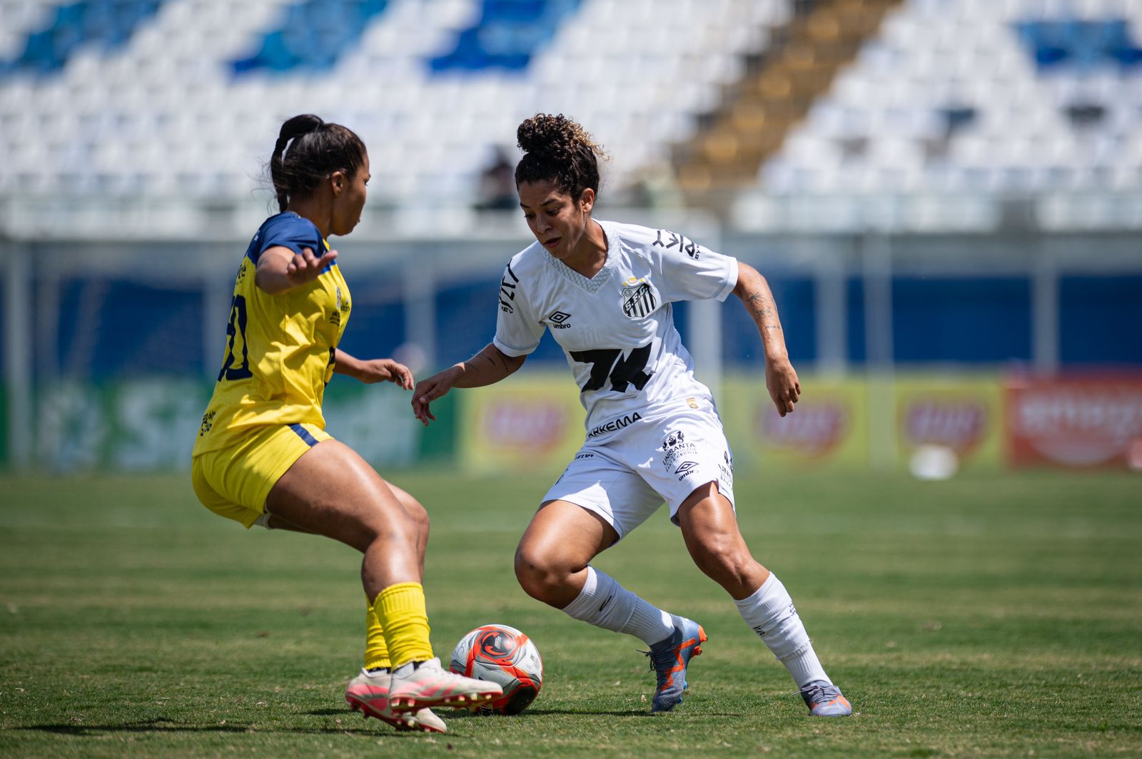 Leandra, lateral do Santos (Foto: Ronaldo Barreto/Ag.Paulistão)