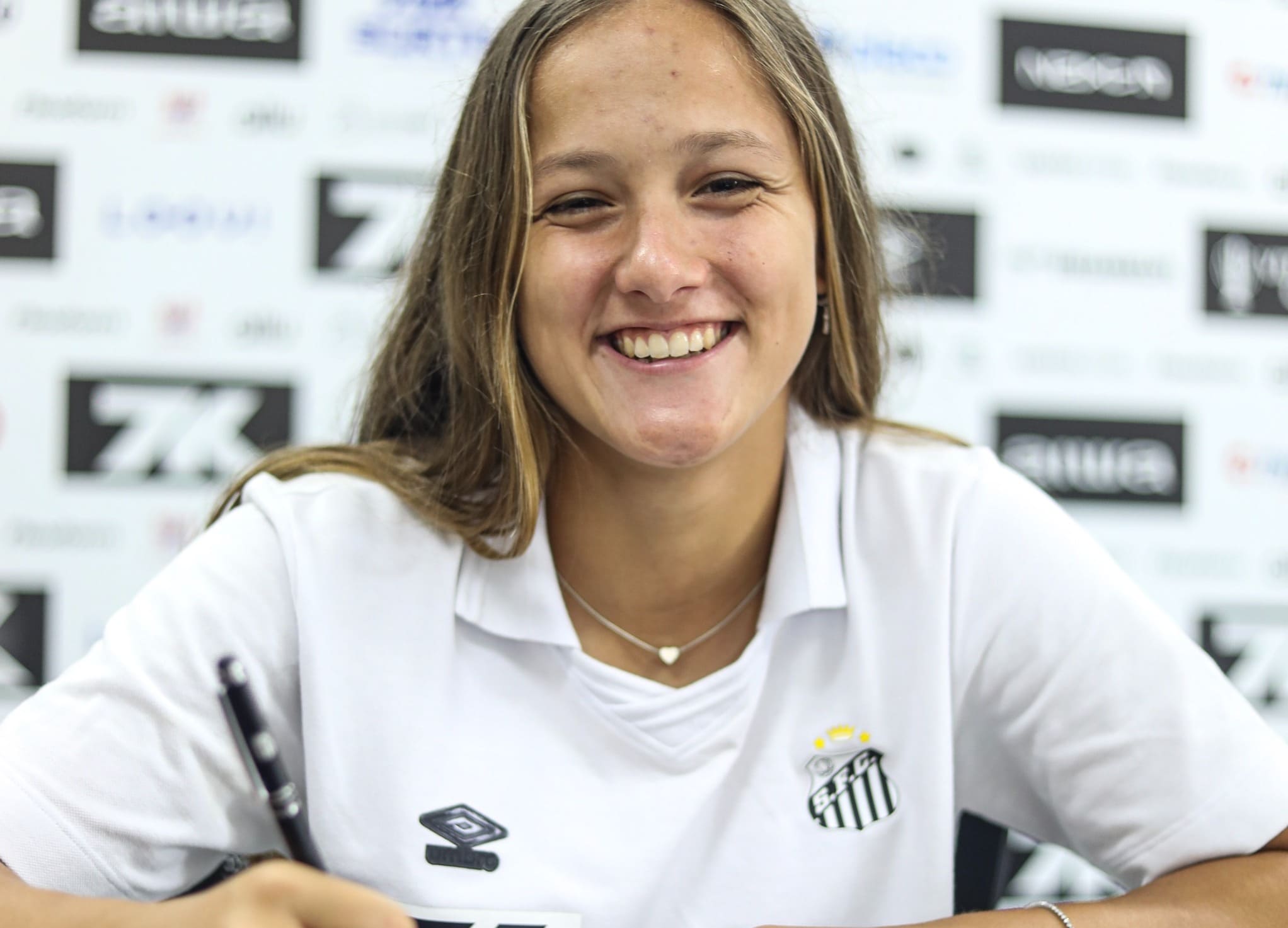 Barbara Cuzzuol renovou com o Santos (Foto: Reinaldo Campos/Santos FC)