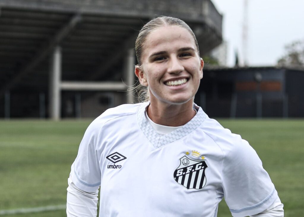 Adrielly renovou com o Santos (Foto: Reinaldo Campos/Santos FC)