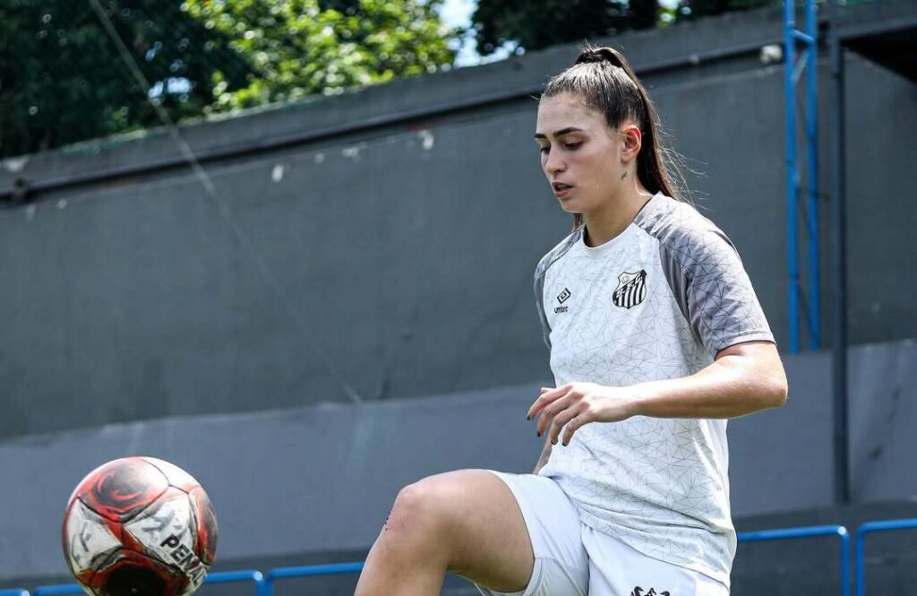 Emily e Leveque saem machucadas após jogo contra o Vila Nova pela Copinha Feminina (Foto: Reinaldo Campos/Santos FC)